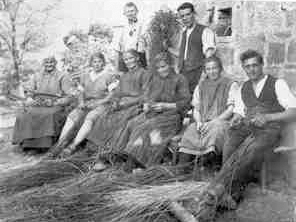 Eine Korbmacherfamilie beim Weidenschälen.